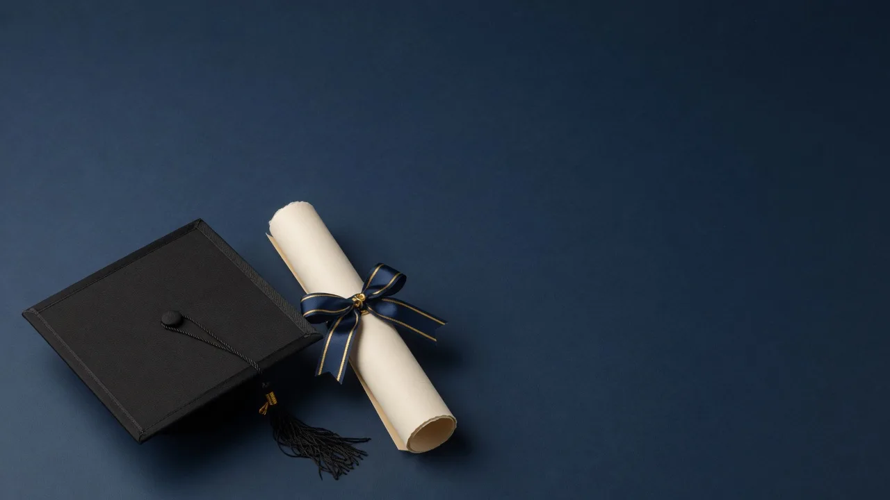 Capelo e diploma (16:9)