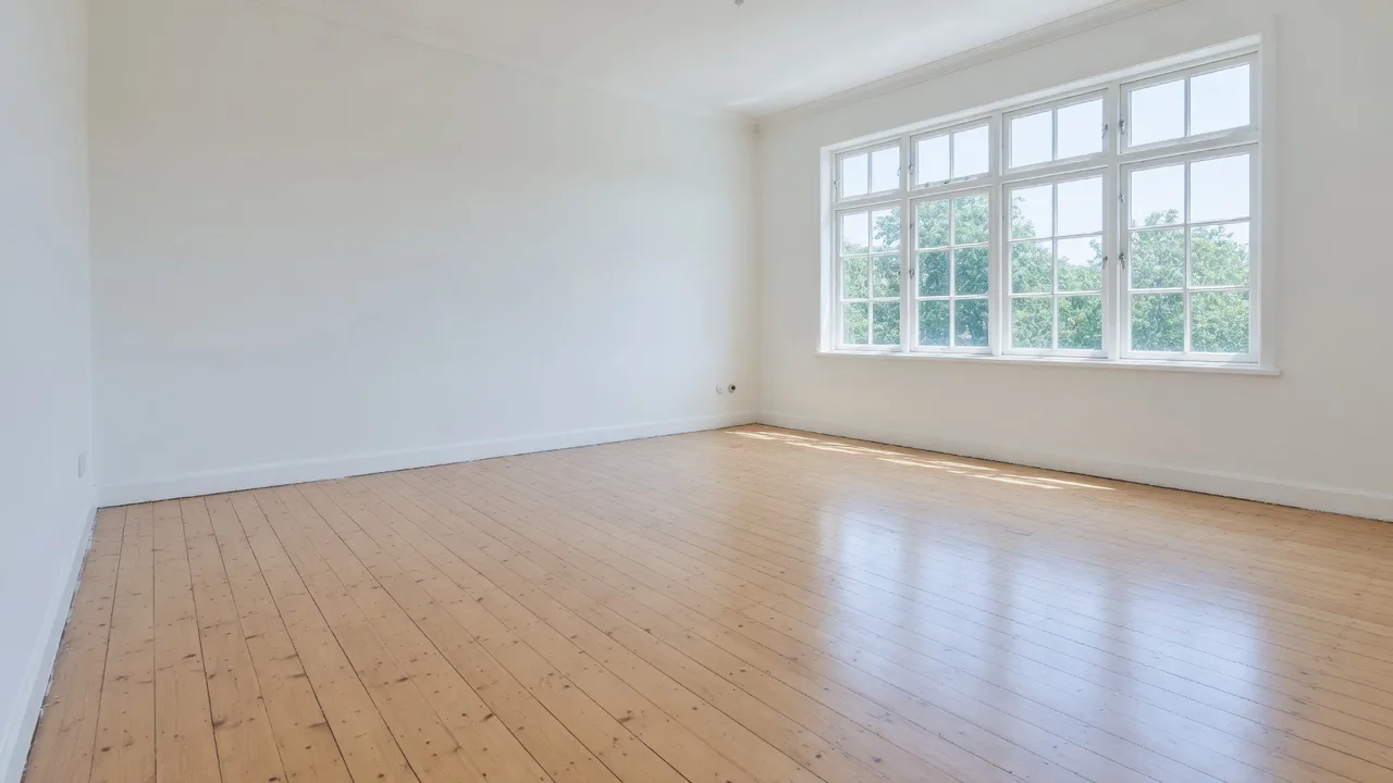 Bright Empty Room (16:9)