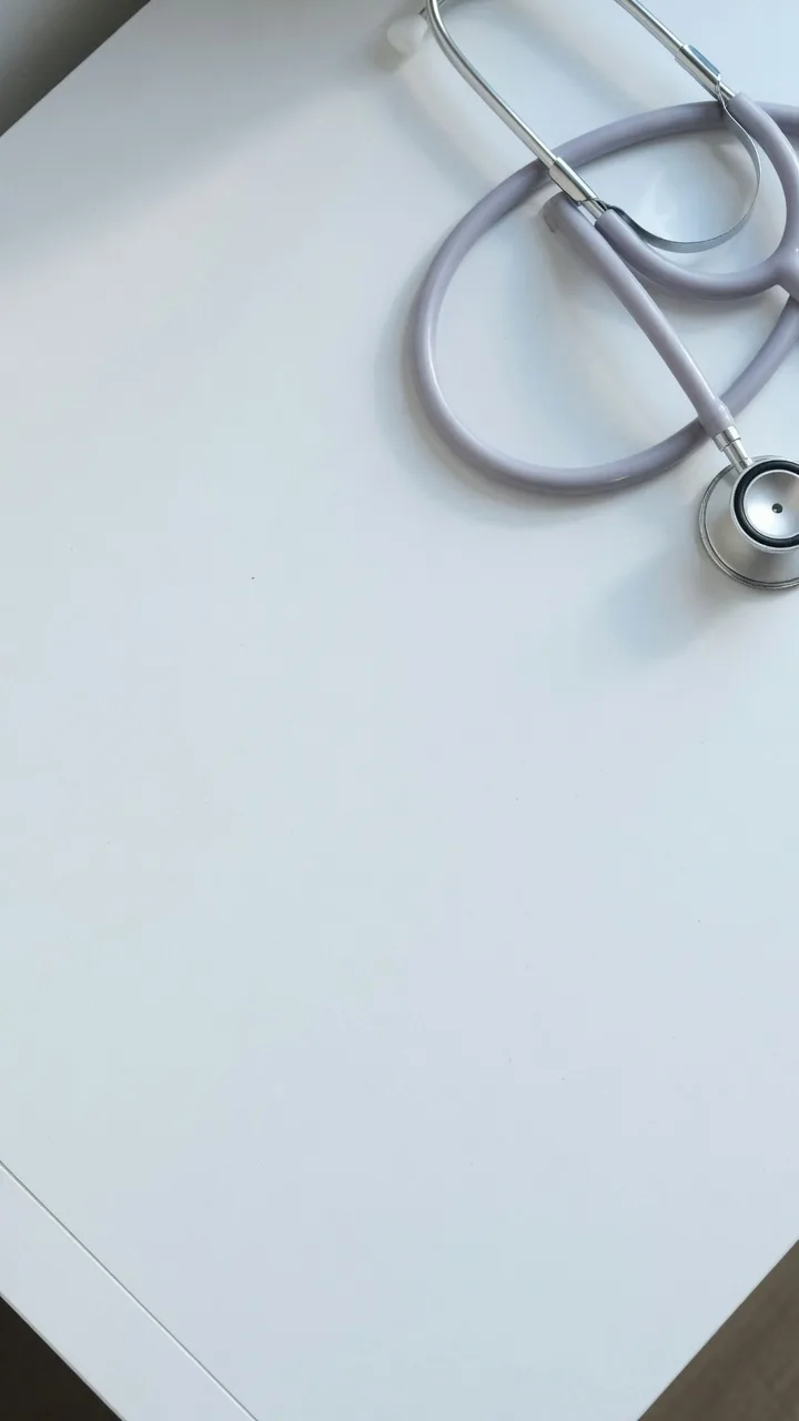 Stéthoscope sur bureau blanc (9:16)