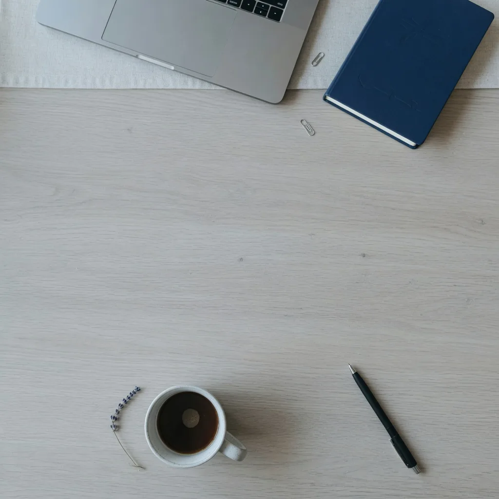 Clean office desk (1:1)