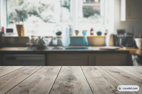 سطح خشبي أمام نافذة المطبخ